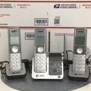 ATT CL 81301 DECT 6.0 CORDLESS PHONE,SILVER/GREY, 3 HANDSETS CALLER ID
